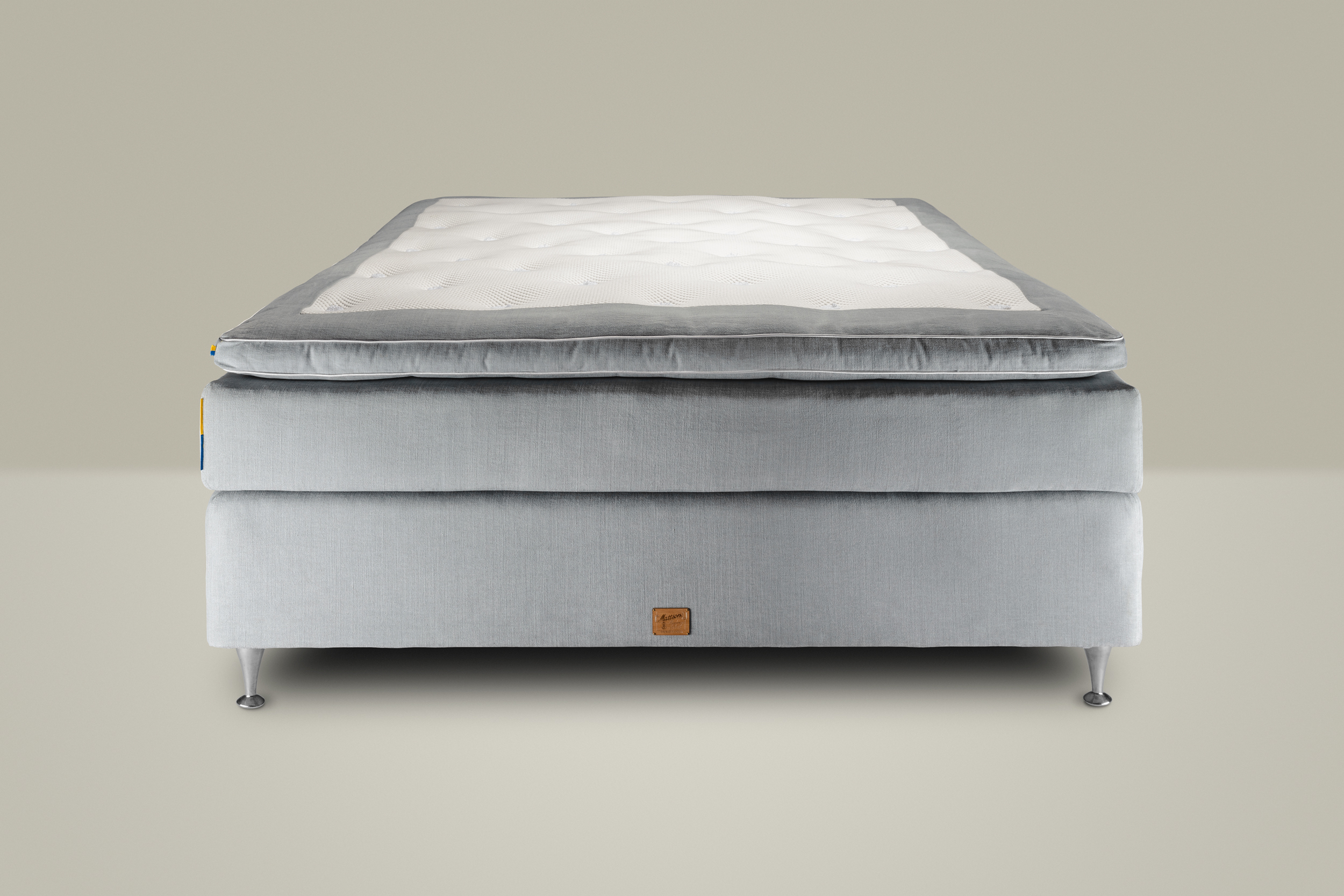 6076975559fc36b47a4e1efb_Grey_front